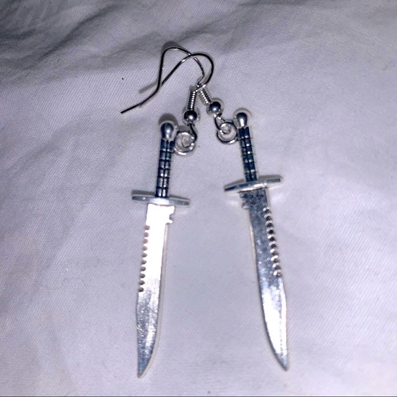🦋 3/$24 Silver dagger sword earrings / NWOT - Picture 3 of 3